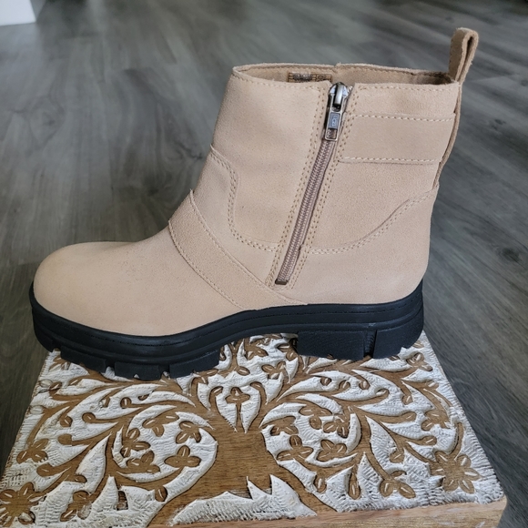 UGG Ashton Short Waterproof Boot - Picture 5 of 10